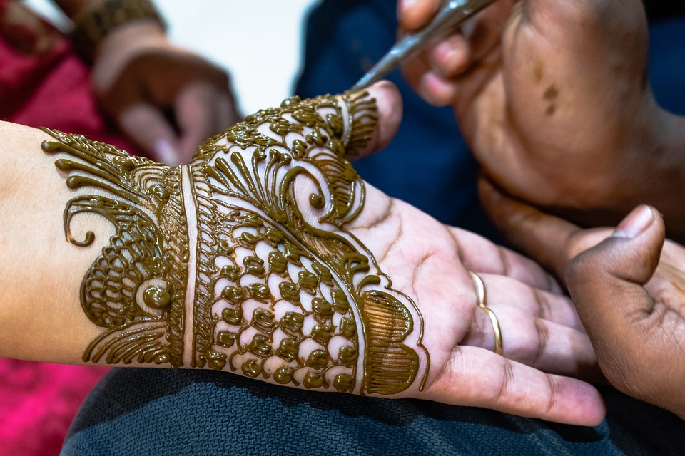 Booking Tips for a Hassle-Free Mehndi Artist Service at Home